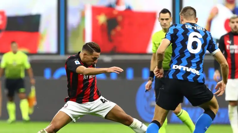 e, approfittando del crollo dell'Atalanta a Napoli, si gode la vetta solitaria della classifica.