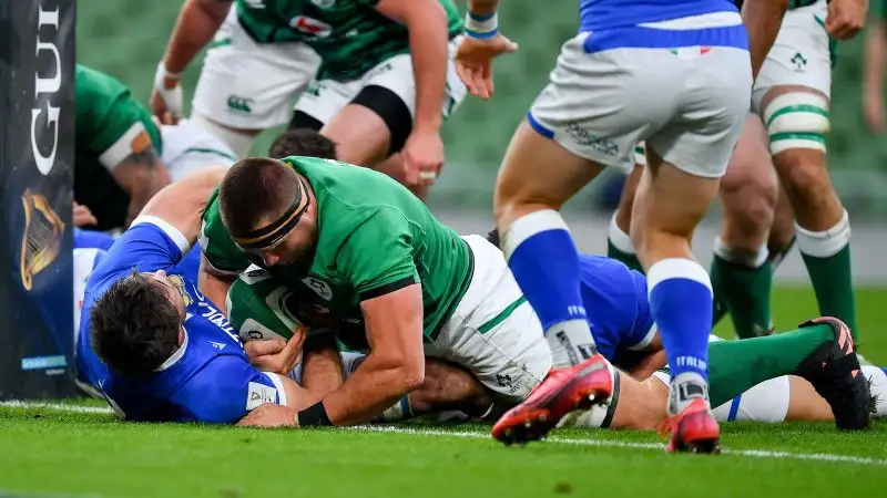Gli irlandesi rimangono in corsa per la vittoria finale nel Sei Nazioni 2020, mentre Bigi e compagni non riescono a smuovere la graduatoria in fondo a ottanta minuti in cui la squadra di Franco Smith - con l’esordiente Paolo Garbisi in cabina di regia con la maglia numero dieci di apertura - non rinunciano alla lotta, ma devono arrendersi ad un XV di casa superiore in ogni fase di gioco.