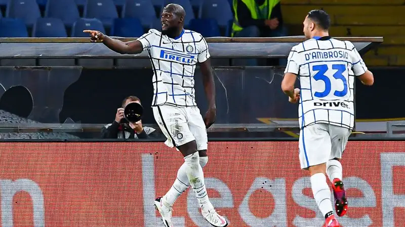 ...sfruttando l'assist di Barella.