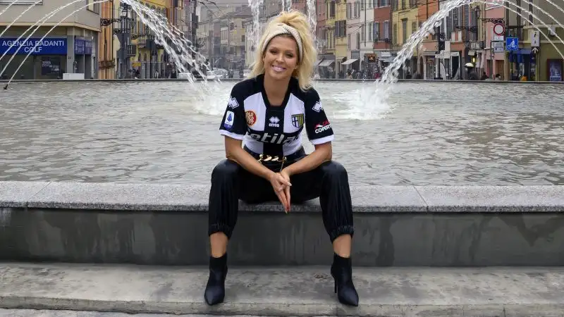 Nella città ducale si è prestata di buon grado a farsi immortalare con la maglia del Parma