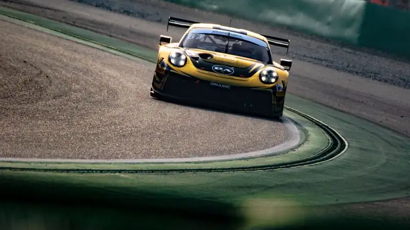 La serie Endurance prevede una gara per weekend della durata di 3 ore ed equipaggi di due o tre piloti.