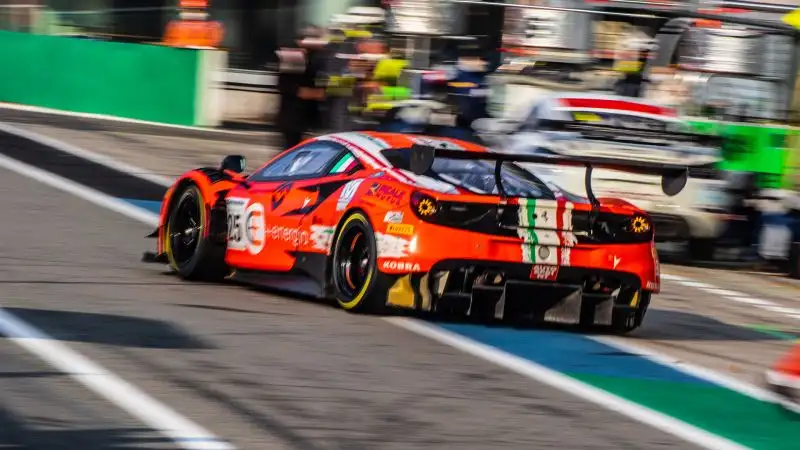 La Ferrari 488 Gt3 Evo numero 71 (AF Corse) trionfa con Antonio Fuoco, Alessio Rovera e Giorgio Roda al volante.