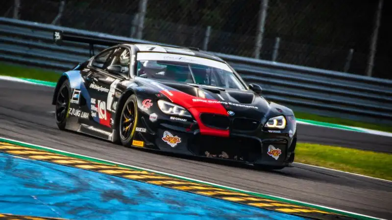 Per la classe GT4 PRO-AM a Gnemmi-De Castro-Pera su Porsche Cayman di Ebimotors.
