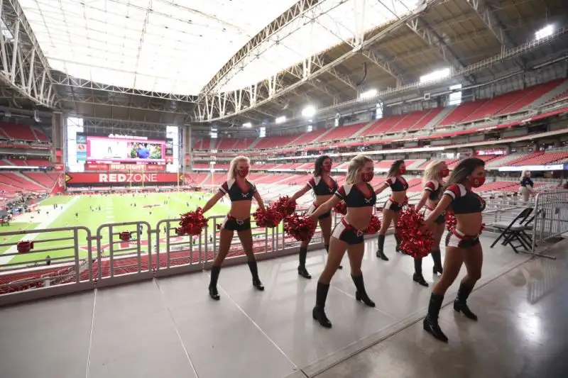 Lo stadio degli Arizona Cardinals è interamente coperto nonostante il clima bollente, dentro e fuori.