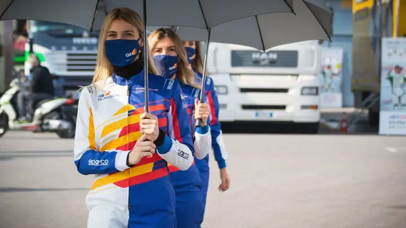 La indossatrice e modella non poteva mancare alla Porsche Carrera Cup Italia. (foto Cristian Lovati)