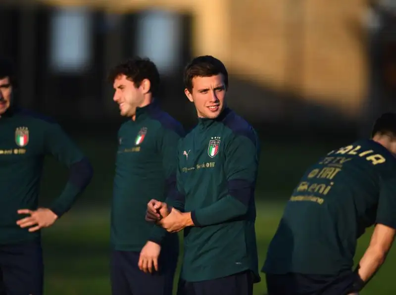 Diciannove Azzurri presenti al primo allenamento, tra cui Luca Pellegrini del Genoa.