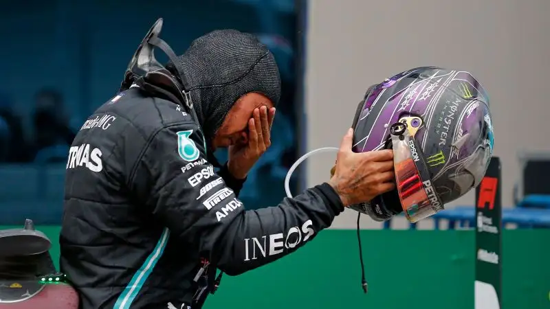 Hamilton ha vinto una folle gara sull'insidiosissimo circuito bagnato dell'Istanbul Speed Park. Con lui sul podio la Racing Point di Sergio Perez e la Ferrari di un rinato Sebastian Vettel.