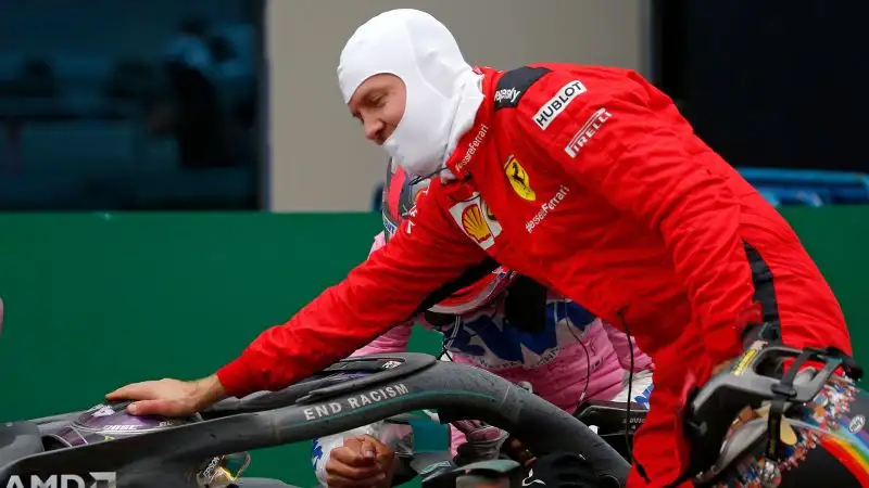 Tra i due rivali di lunghissima data anche alcune parole, con il tedesco della Ferrari che ha raggiunto il collega ancora in macchina dopo la vittoria.