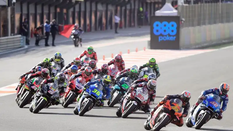 Valentino Rossi si è ritirato per un guasto alla sua moto. Per il Dottore è il quarto zero di fila nel motomondiale, il sesto se si contano le due gare di Aragon, saltate causa Covid.