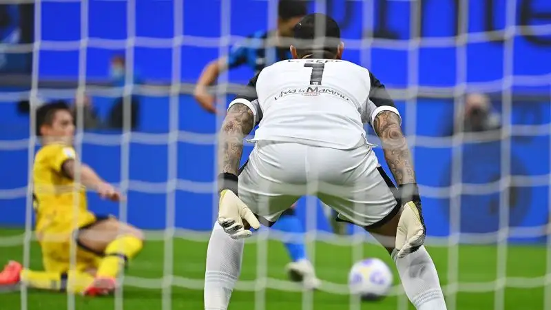 Il portiere del Parma, miracoloso su Ranocchia, capitola per la seconda volta in pieno recupero. 