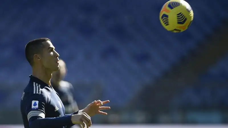 Si riparte sullo 0-1 e dopo un tentativo del solito CR7 Marusic prova a sorprendere Szczesny ma non è preciso. 