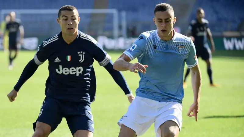 Ancora Marusic si fa vivo in attacco: colpo di testa preda del portiere bianconero. 