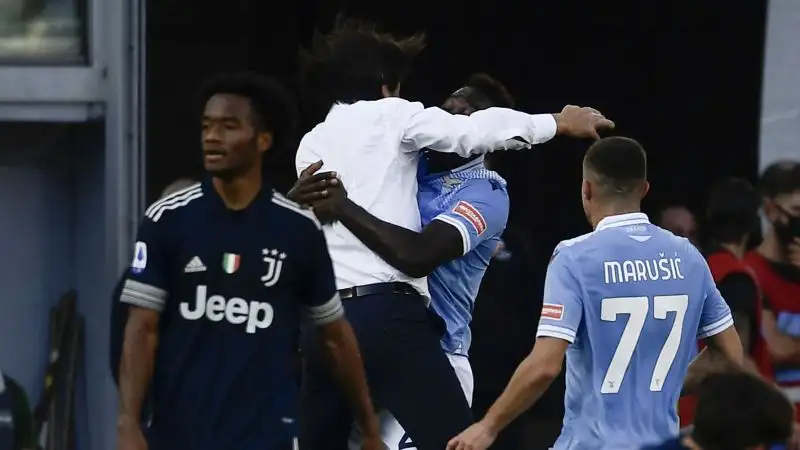 Dybala non tiene un pallone e a tempo scaduto la Lazio pareggia: Correa riesce a entrare in area, scarsamente contrastato, e serve Caicedo che si gira tenendo a distanza Bonucci e fulmina Szczesny.