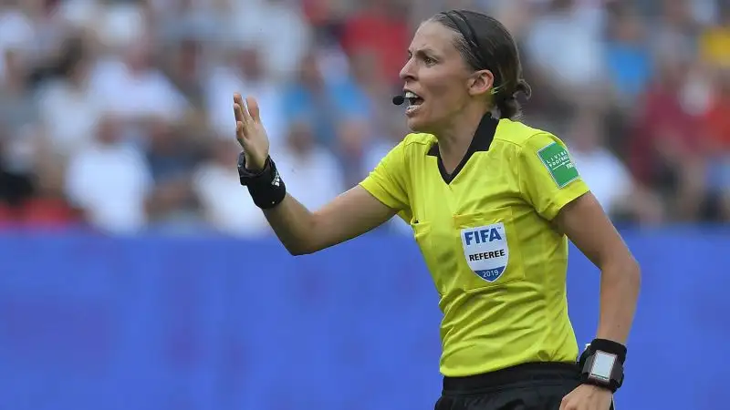 Sarà affiancata dai guardalinee Hicham Zakrani e Mehdi Rahmouni, con Karim Abed quarto uomo, Benoit Millot VAR e Delajod Willy AVAR. 