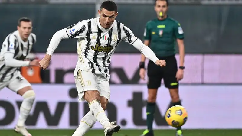 I bianconeri non ci stanno, vanno all'attacco, e Cuadrado si conquista un rigore con mestiere. Il fallo è del giovane Rovella, un po' ingenuo nella circostanza.