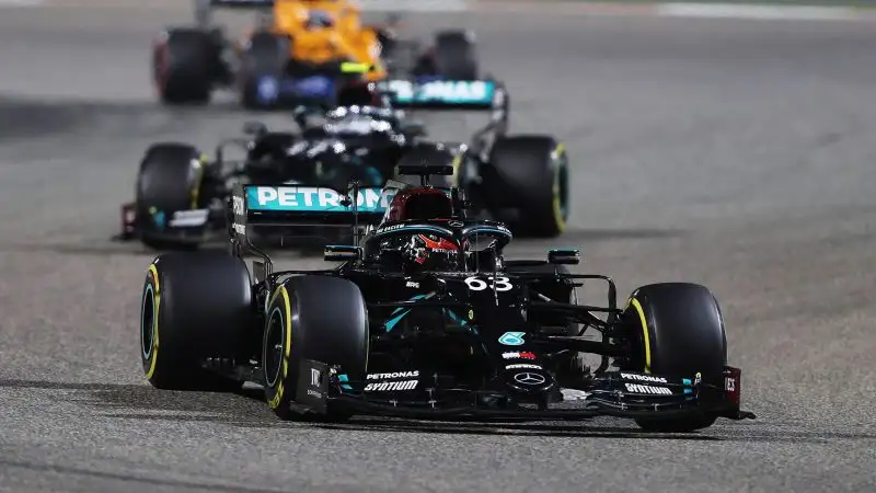 Russell, scattato meglio di Bottas, è stato tradito da una tremenda topica del box Mercedes con gli pneumatici. 