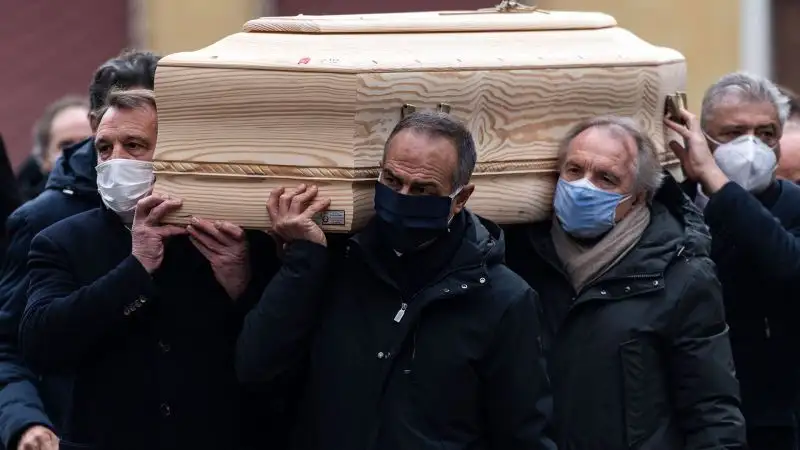 Lo hanno fatto Marco Tardelli, Giancarlo Antognoni e altri ancora tra gli eroi di Spagna 1982. Un ultimo sentito omaggio a Pablito, scomparso a 64 anni nei giorni scorsi. 
