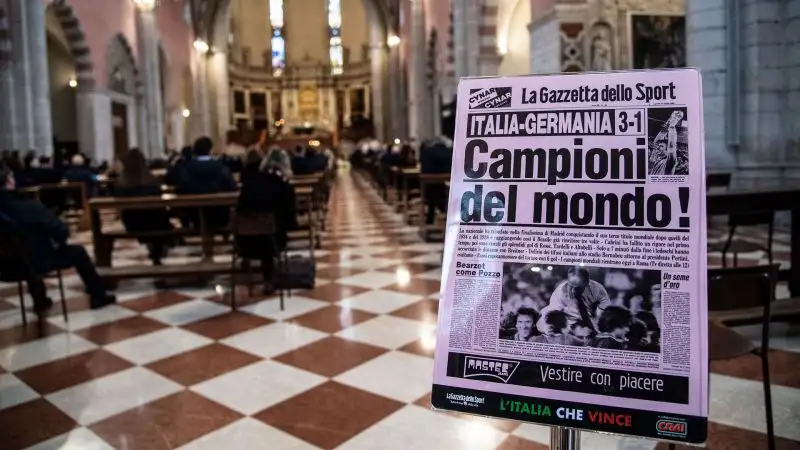 Una scena davvero toccante, che è venuta dal cuore. Una giornata tristissima per il calcio italiano, quella delle esequie del campione del mondo. Si sono svolte a Vicenza, come da volontà del campione. 