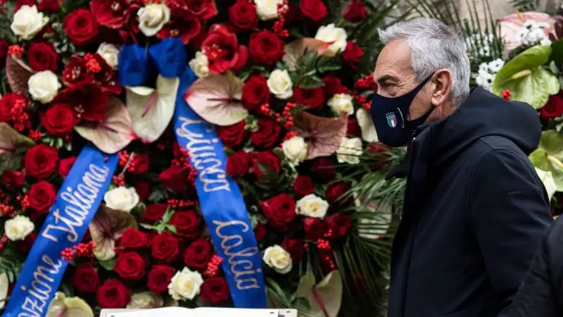 Il presidente della Figc, Gravina, ha deposto sul feretro una maglia azzurra della nazionale italiana con il numero 20. 