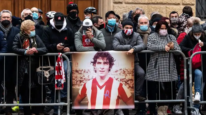 Fuori dalla Cattedrale tanta gente commossa.