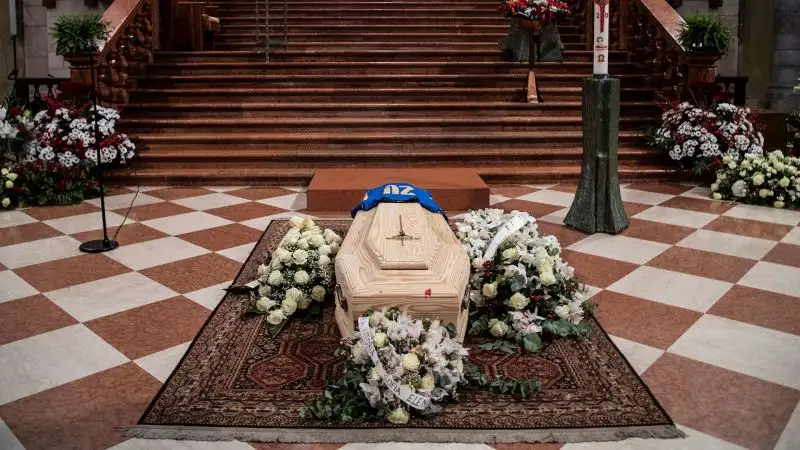 Una cerimonia sobria ma al tempo stesso significativa, quella dell'addio a Paolo Rossi.
Se ne è andato un campione, se ne è andata una brava persona. Ciao Pablito, grazie di tutto!