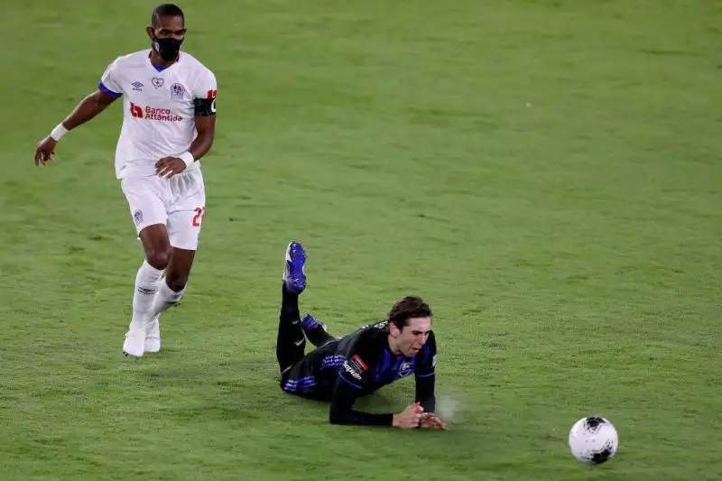 Jerry Bengtson, in tempo di Covid-19, ha scelto di scendere in campo con la mascherina. E' il primo e finora unico a farlo.