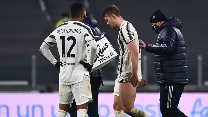 Nel finale si fa male De Ligt: ennesimo problema di una giornata pessima per la Juve.