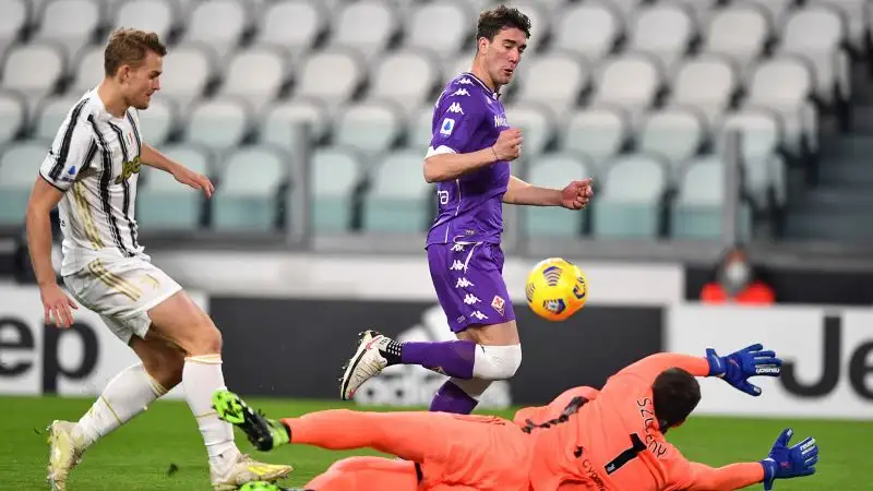 I bianconeri partono male, i viola no. Dopo 3 minuti la squadra di Prandelli va in vantaggio. Segna Vlahovic, che resiste al ritorno di De Ligt e non dà scampo a Szczesny. 