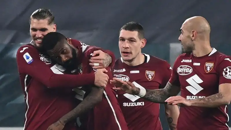 I granata passano in vantaggio subito grazie a Nkolou sugli sviluppi di un calcio d'angolo. 