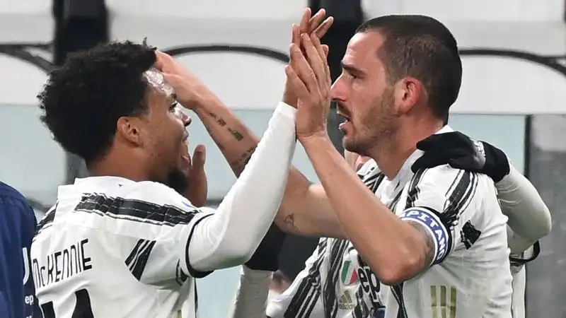 Orsato fatica a tenere saldamente il match ma la Juventus realizza due reti quasi in fotocopia