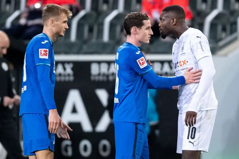 L'attaccante francese del Borussia Mönchengladbach Marcus Thuram, figlio di Lilian, è stato squalificato per cinque giornate dopo aver sputato addosso al difensore Stefan Posch