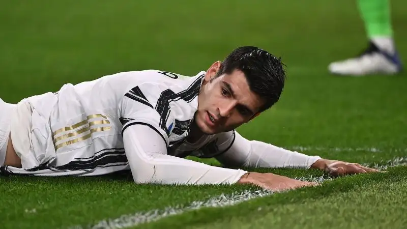 Morata, a porta vuota, butta fuori di tacco. 