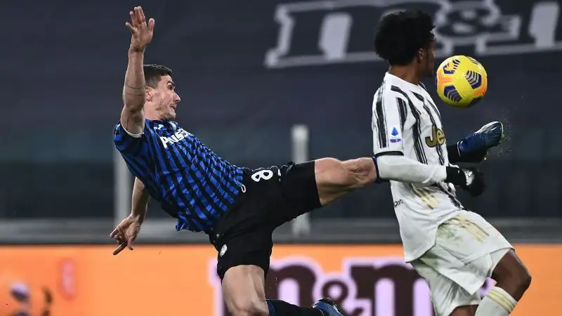 Passa un minuto e il portiere della Dea fa un miracolo su Morata. Gosens sfiora l'1-2 su amnesia di Cuadrado. Szczesny fa una paratona su Romero, Gollini si salva ancora su Danilo. Solo qualche minuto per Dybala. 