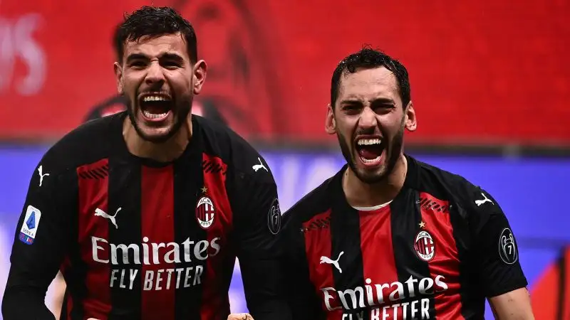 Al 92', però, arriva l'insperata rete della vittoria: a firmarla, di testa, è Theo Hernandez, che svetta su tutti sul cross di Calhanoglu, regalando così un Natale in testa alla squadra rossonera.