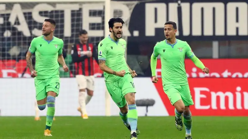 I biancocelesti hanno però il merito di non uscire dalla partita e la riaprono al 28': rigore per fallo di Kalulu su Correa, Donnarumma nega la gioia del gol dal dischettoad Immobile, ma Luis Alberto segna di testa sulla respinta.