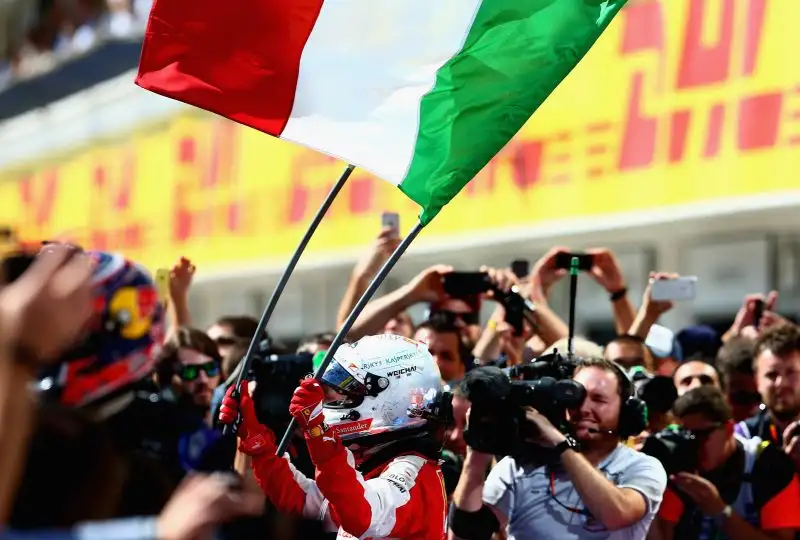 A Budapest arriva il secondo successo, in una gara sempre in testa dopo il sorpasso iniziale ai danni delle due Mercedes: eguagliato il numero di vittorie di Ayrton Senna in F1.