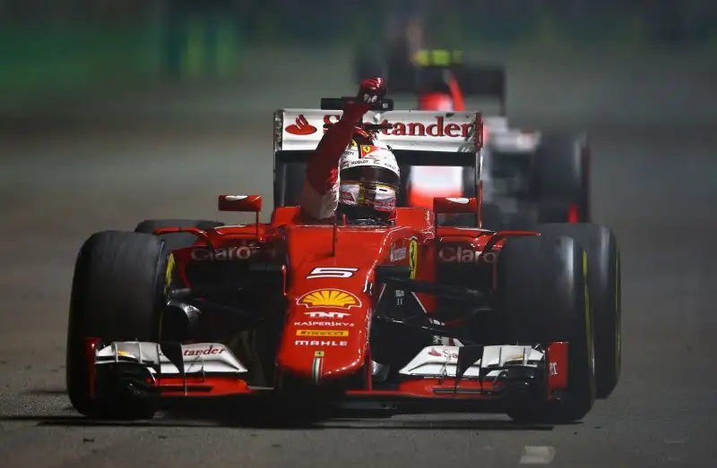 Il terzo successo in Ferrari arriva a Singapore, dove Vettel centra la prima pole position del Cavallino dopo 60 Gp, e conquista la vittoria dominando il Gran Premio dall'inizio alla fine.
