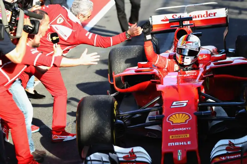Dopo un 2016 più complicato, il quarto successo arriva in Australia nel 2017: a Melbourne Seb inizia nel migliore dei modi il Mondiale, imponendosi su Hamilton e Bottas.