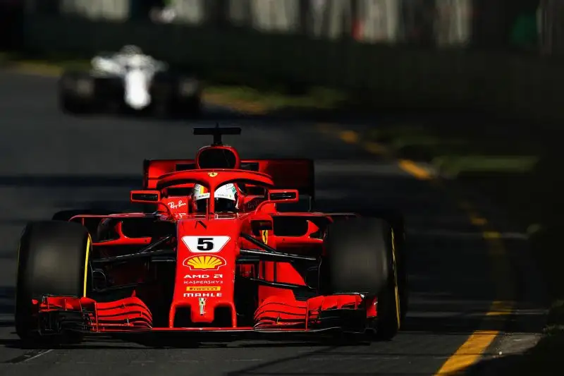 Vettel inaugura il 2018 con una bella vittoria a Melbourne a spese delle due Mercedes.