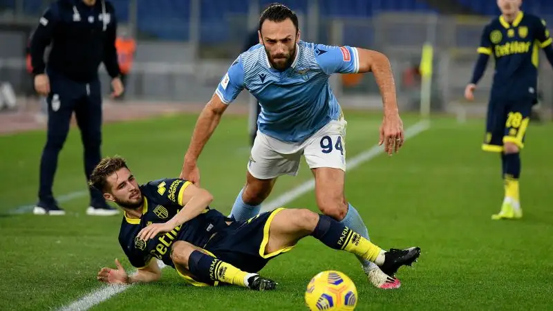 La sfortunata deviazione del portiere gialloblù su colpo di testa di Muriqi ha condannato i ducali all'eliminazione.

