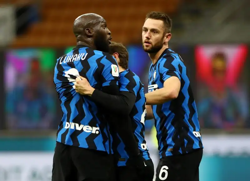 Poco prima dell'intervallo, sul risultato di 1-0 per i rossoneri, Alessio Romagnoli compie un intervento ruvido su Lukaku