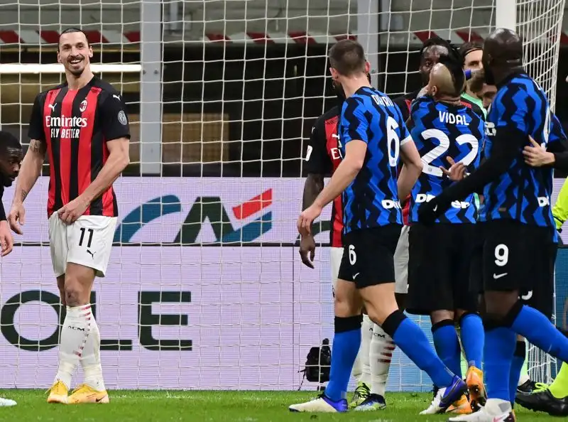 Al termine del primo tempo, i due si urlano ancora insulti a distanza