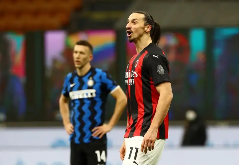 Lukaku è separato a stento dai compagni, mentre Ibrahimovic va direttamente nel tunnel