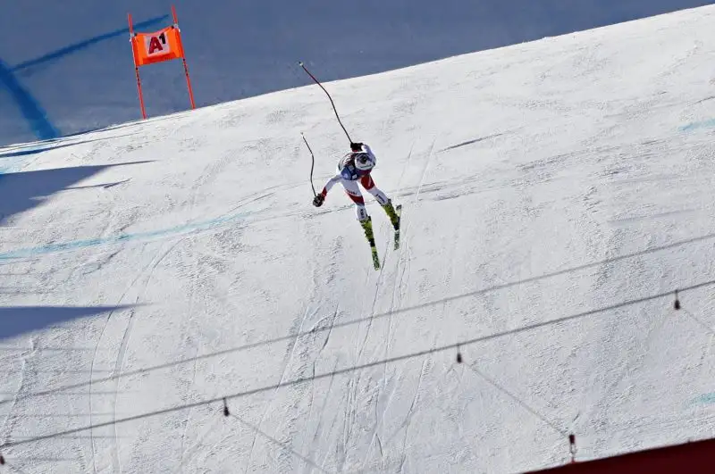 Kryenbuehl, che era reduce dai podi di Val d'Isère e Bormio, è caduto poco prima di tagliare il traguardo della discesa, sul salto finale