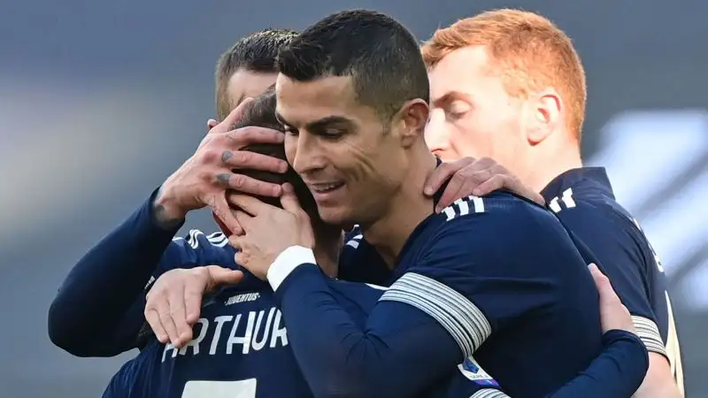 Il gol lo realizza Arthur con una conclusione dalla distanza, su cui è decisiva la deviazione di Schouten.
