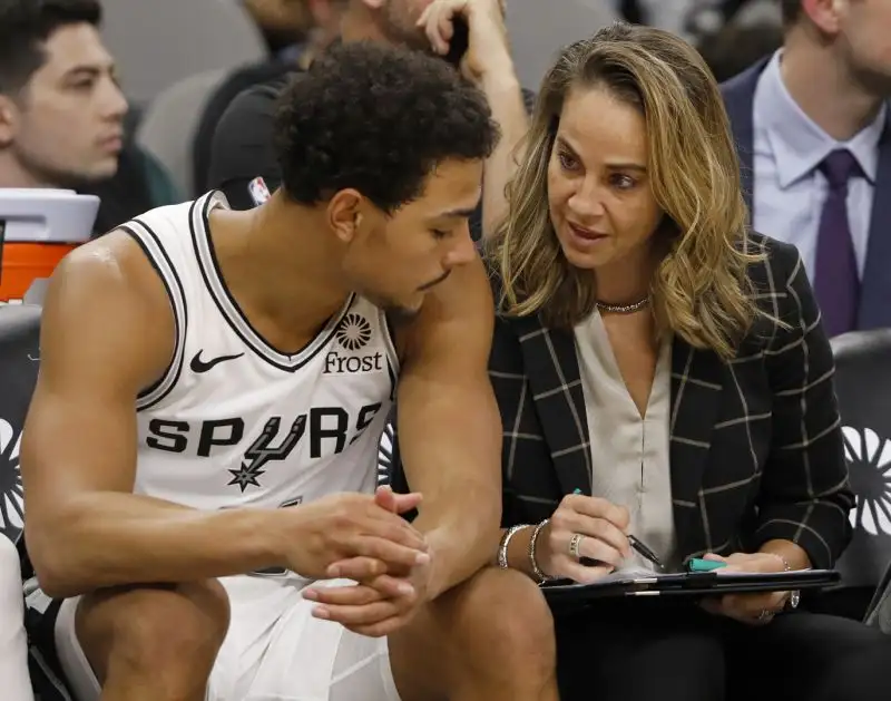 Domenica gli Spurs affrontano gli Utah Jazz: la Hammon prenderà regolarmente posto in panchina accanto a Popovich, in qualità di assistant coach