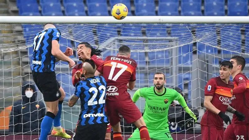  Il guardalinee vede un calcio d'angolo dubbio: Skriniar, di testa, non dà scampo a Pau Lopez, poco prima miracoloso su Lautaro Martinez. 