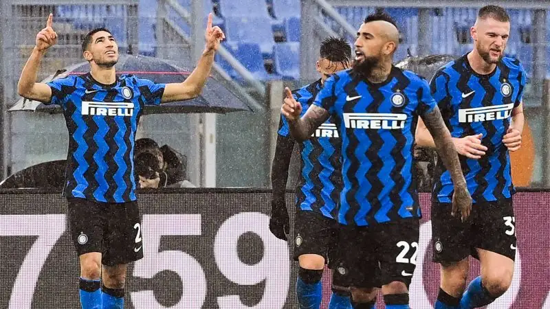Gli ospiti insistono e vanno in vantaggio. E' un gran gol, quello di Hakimi, che indirizza la palla nel sette alla destra del portiere spagnolo. 