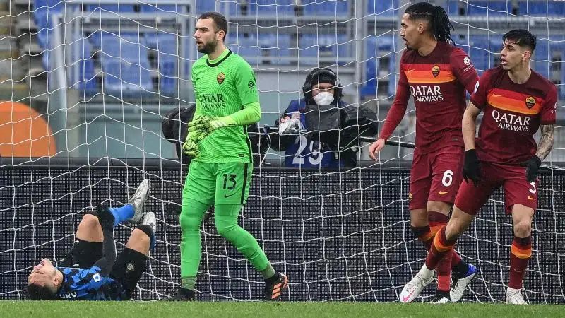 Conte toglie Lautaro per inserire Perisic, che va a fare la seconda punta: scelta discutibile. Cristante chiama in causa un attento Handanovic.
