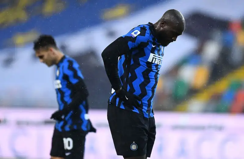 Lukaku 5.5: rimane il punto di riferimento della manovra ma viene marcato con grande attenzione